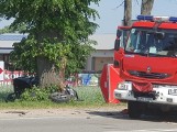 Śmiertelny wypadek w Rekowie na DW216 na trasie Reda-Puck 5.06. Czarne audi rozbiło się na drzewie, nie żyje mężczyzna 