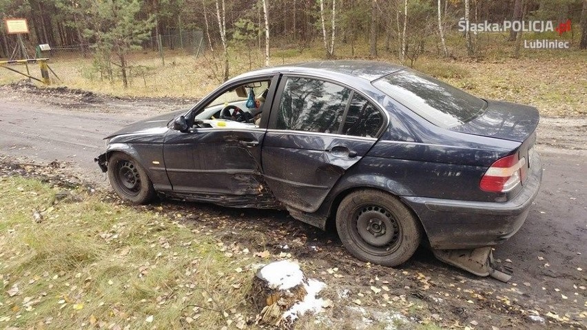 Auto zatrzymała bramka blokująca wjazd na teren znajdującej...