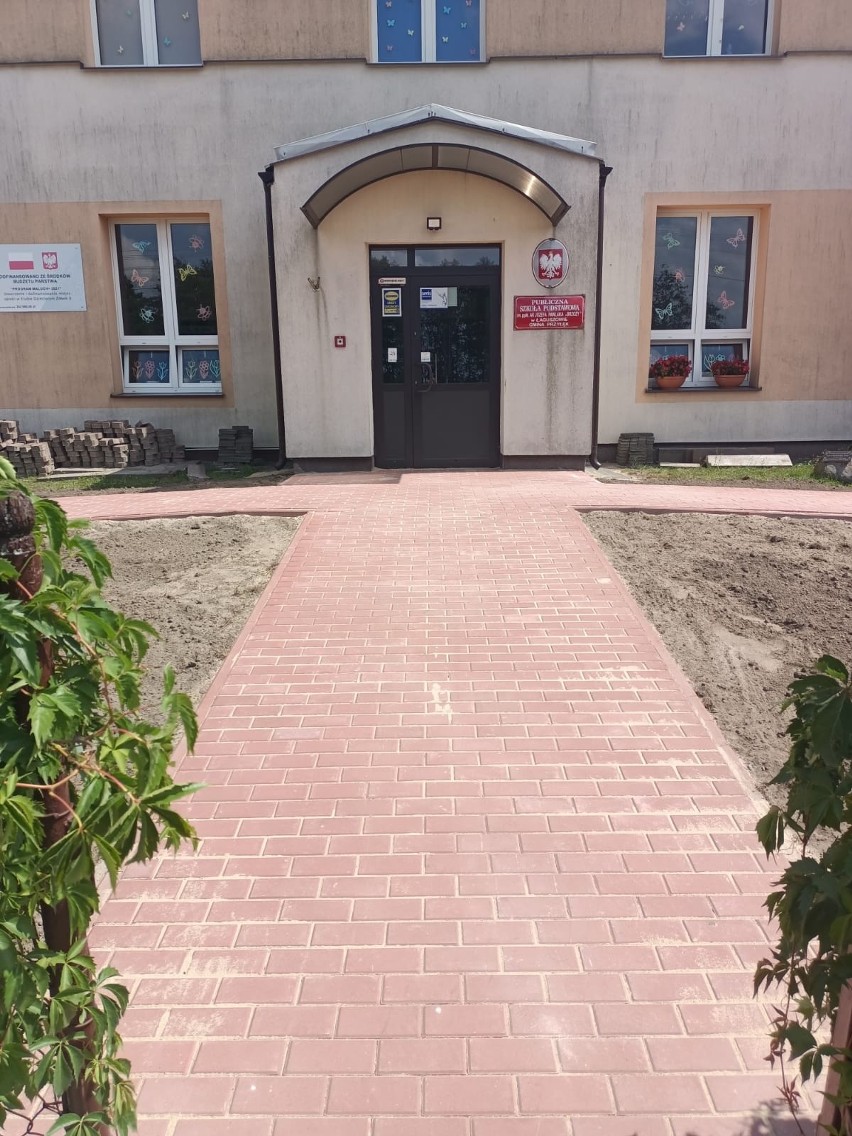 W szkole w Łaguszowie wyremontowana została klatka schodowa....