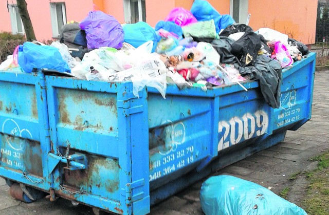 Do kontenera miały trafić odpady wielkogabarytowe, niestety trafił tam każdy rodzaj śmieci, co razi mieszkańców bloków.