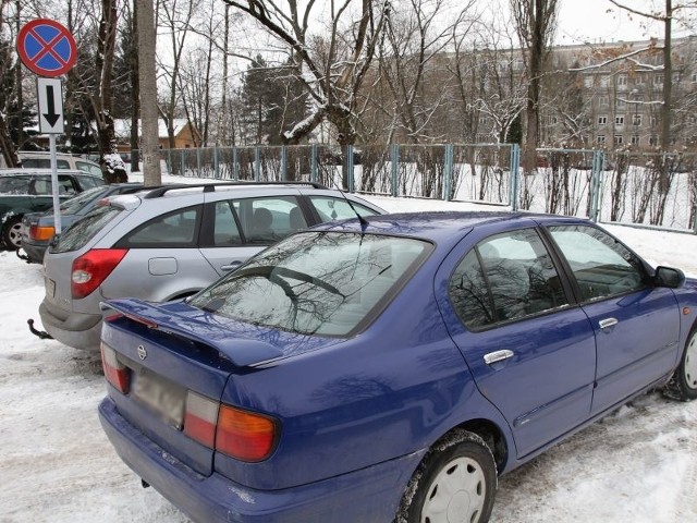 Mimo ustawionego zakazu postoju, na ulicy Wołodyjowskiego kierowcy i tak zostawiają swoje auta. Twierdzą, że nie mają innego wyjścia. Nie odstraszają ich nawet mandaty.