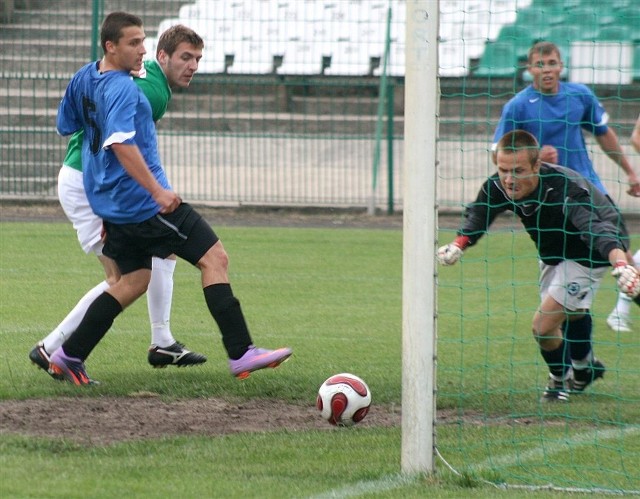 85 minuta meczu. Piłka po strzale Piotra Skałabni (w zielonej koszulce) wpadła do bramki UKS SMS.