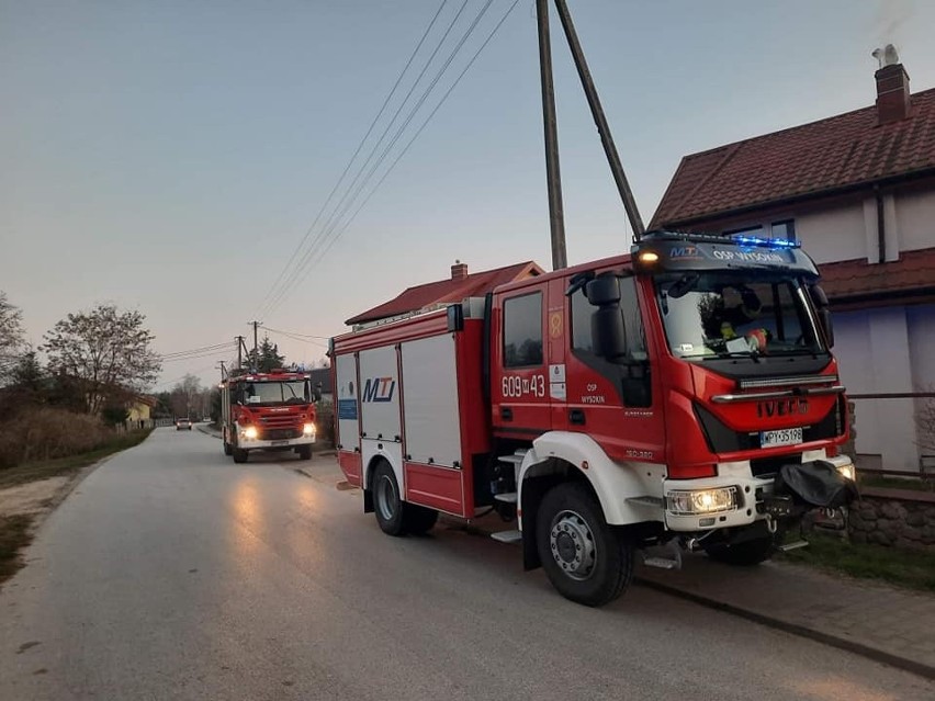 Strażacy gasili pożar sadzy w domu w Myślakowicach w gminie...