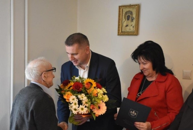 Pan Stanisław Nowak, mieszkaniec Minostowic w gminie Chmielnik obchodził swoje 101. urodziny. Więcej na kolejnych zdjęciach
