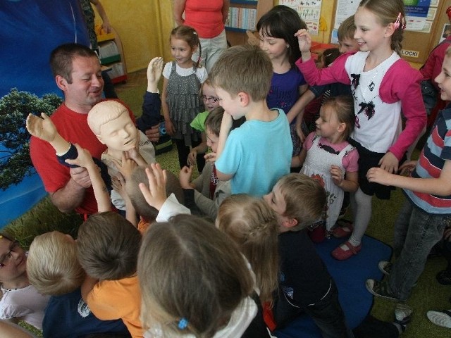 Dzieciaki z przedszkola nr 25 chętnie zaprzyjaźniały się z Juniorem, czyli fantomem dziecka, którego przyniósł na zajęcia z pierwszej pomocy Rafał Maziejuk z Grupy Ratownictwa PCK w Kielcach.