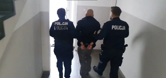 W sobotę, 14 stycznia, policjanci z Gniezna otrzymali informację, że w jednym z mieszkań w Gnieźnie znajdują się zwłoki 64-letniego mężczyzny z licznymi obrażenia ciała. Policjanci od razu zajęli się wyjaśnieniem tej sprawy.