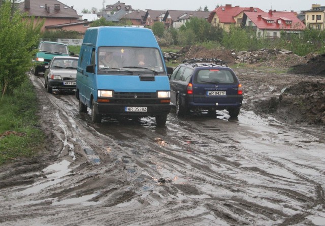 Po ostatnich deszczach, na ulicy Bieszczadzkiej, wyrobiły się doły i koleiny. Kierowcy mniejszych samochodów mają spory problem z przejazdem.