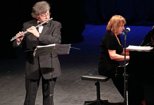 Teresa Kaban na fortepianie oraz Henryk Błażej na flecie grali podczas "Niedzielnego koncertu w teatrze" w Grudziądzu. Na koncert zatytułowany„Z Buenos Aires do Wiednia i Paryża” złożyły się utwory pochodzące z Argentyny, Hiszpanii, Anglii, Francji, Węgier, Rumunii i Bułgarii.