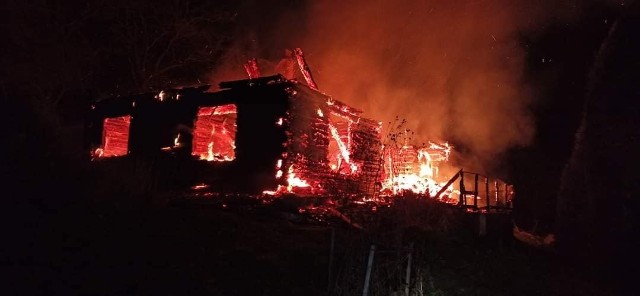 Gdy strażacy dotarli na miejsce, cały dom stał w ogniu, zawalony był już jego dach