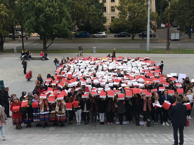 Reprezentanci lubelskich szkół z okazji rocznicy stworzyli przed CSK wizualizację orła białego