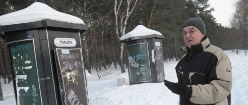 - Ręce opadają, jak się widzi coś takiego. Ech, ci wandale - denerwuje się Zbigniew Matwijów.