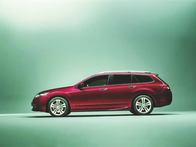 Honda Accord w wersji nadwozia Tourer wyróżnia się elegancką sylwetką i opływowym kształtem