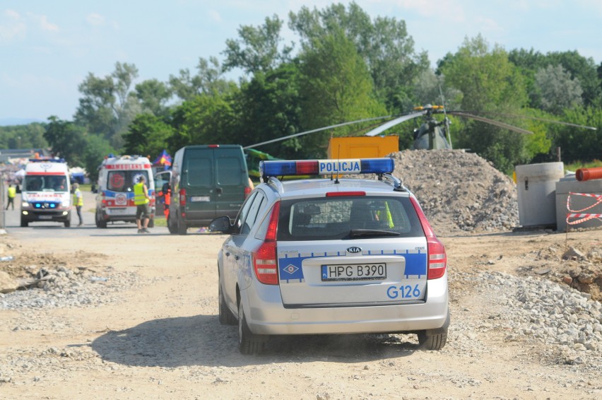 Awaryjne lądowanie szybowca w czasie Małopolskiego Pikniku Lotniczego, pokazy były wstrzymane