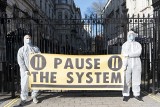 Koronawirus. Wielka Brytania ma inny sposób na walkę z epidemią: jak najmniej ograniczeń. Czy to działa? WHO przygląda się temu z niepokojem