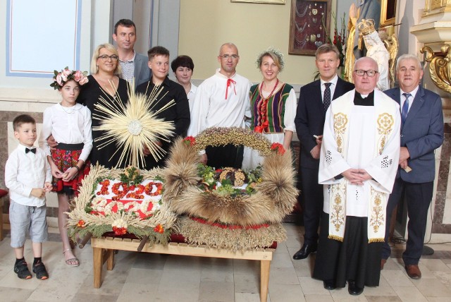 W niedzielę, 30 sierpnia w kościele pod wezwaniem świętego Wojciecha w Kowali odbyły się gminne dożynki. Były one nietypowe, bo w zdecydowanie mniejszym gronie niż co roku i przede wszystkim bez dużej imprezy rozrywkowej. Mszę świętą dziękczynną za zbiory celebrował ksiądz biskup senior Adam Odzimek, któremu towarzyszyli ksiądz proboszcz Piotr Borciuch oraz ksiądz Mariusz Wilk, diecezjalny duszpasterz akademicki.Starostami dożynek byli Jarosław Słomka, radny gminy Kowala oraz jego małżonka. Wieńce, nawiązujące również do Bitwy Warszawskiej, przygotowali mieszkańcy sołectw gminy Kowala.