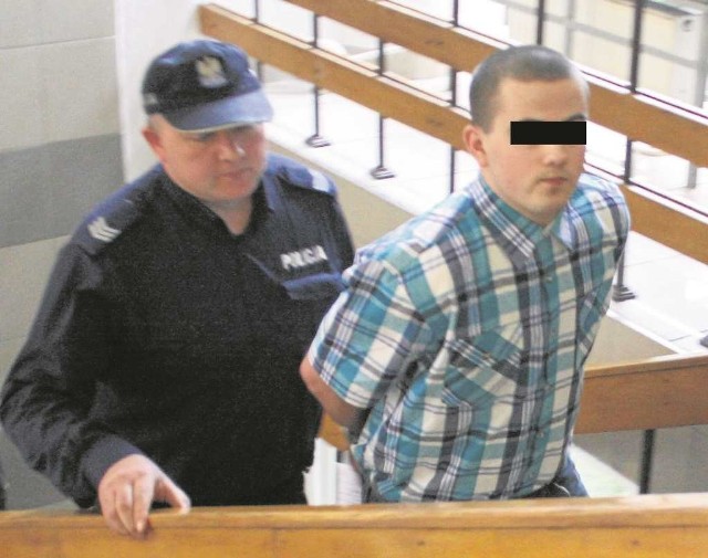Oskarżony, 20-letni Józef G. w konwoju policyjnym, w trakcie doprowadzania na  kolejną rozprawę do krakowskiego sądu