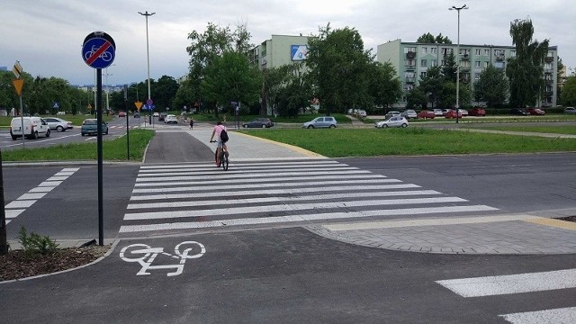 Nowa droga rowerowa kończy się na... pasach