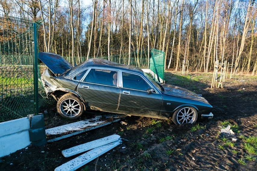 Dwa samochody osobowe zderzyły się na ul. Kniewskiej [ZDJĘCIA] 