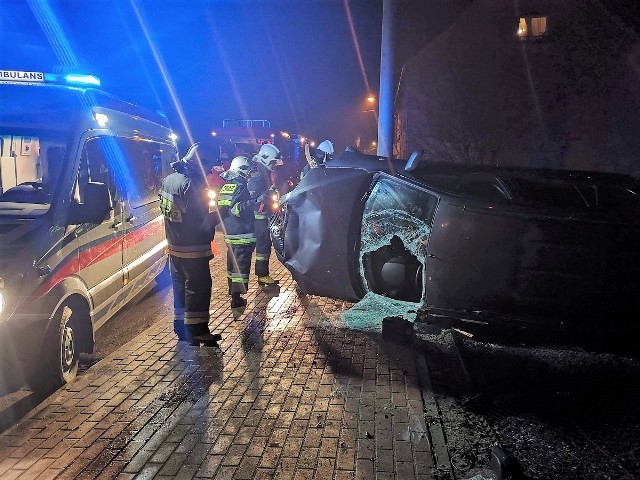 Marznąca mżawka oraz przygruntowe przymrozki powodują, że szczególnie rano oraz w godzinach wieczornych drogi bywają bardzo śliskie, a tym samym niebezpieczne. Kierowcy nie zawsze biorą to pod uwagę naciskając pedał gazu.Przykładem tego, do jak niebezpiecznych sytuacji może prowadzić nadmierna prędkość, jest zdarzenie na ul. Wyrzyskiej w Kcyni.Flesz - wypadki drogowe. Jak udzielić pierwszej pomocy?