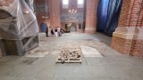 Remont opolskiej katedry. Urząd marszałkowski dał pieniądze na wstępną ochronę zabytkowych płyt nagrobnych odkrytych w świątyni