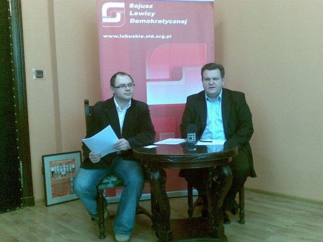 Od prawej Poseł Bogusław Wontor oraz jego doradca medialny Daniel Sawicki nie szczędzili razów zarządowi województwa za obcięcie dotacji do "Orlika"