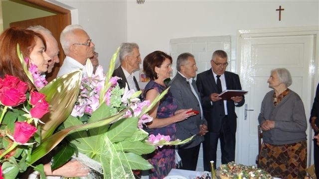 Eugenia Łodygowka otrzymała gratulacje między innymi od Mariana Karolika, wójta gminy Kazanów