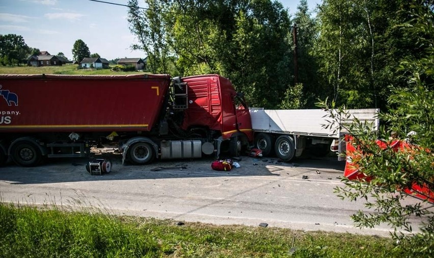 Gorlice. Tragiczny wypadek w gminie Biecz. Nie żyje kierowca ciężarówki [ZDJĘCIA]