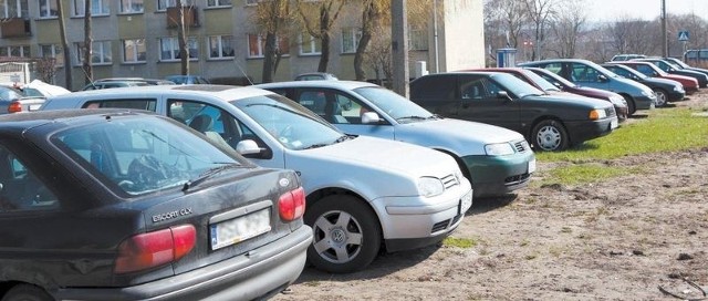 Kierowcy każdego dnia wjeżdżają swoimi samochodami na plac przy ulicy Władysława IV.
