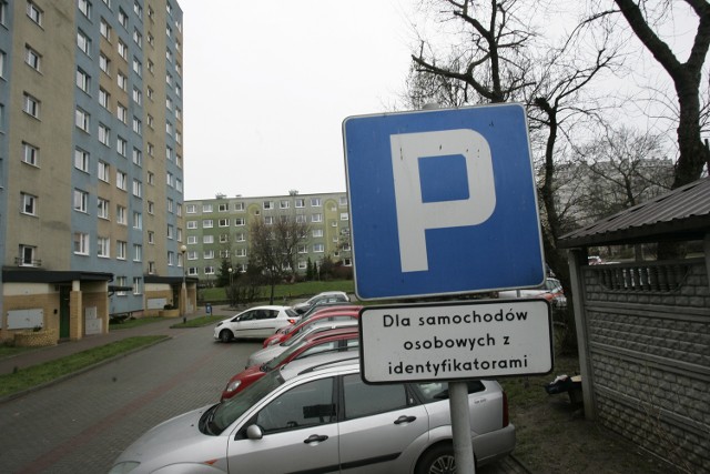 Na większości parkingów, których właścicielami są wspólnoty mieszkaniowe, znajdują się informacje, że stać tam mogą tylko samochody mieszkańców, którzy mają identyfikatory.