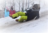 Zima w Kędzierzynie-Koźlu. Szaleństwo na koniec ferii, dzieci mają mnóstwo frajdy. Jak długo utrzyma się śnieg?