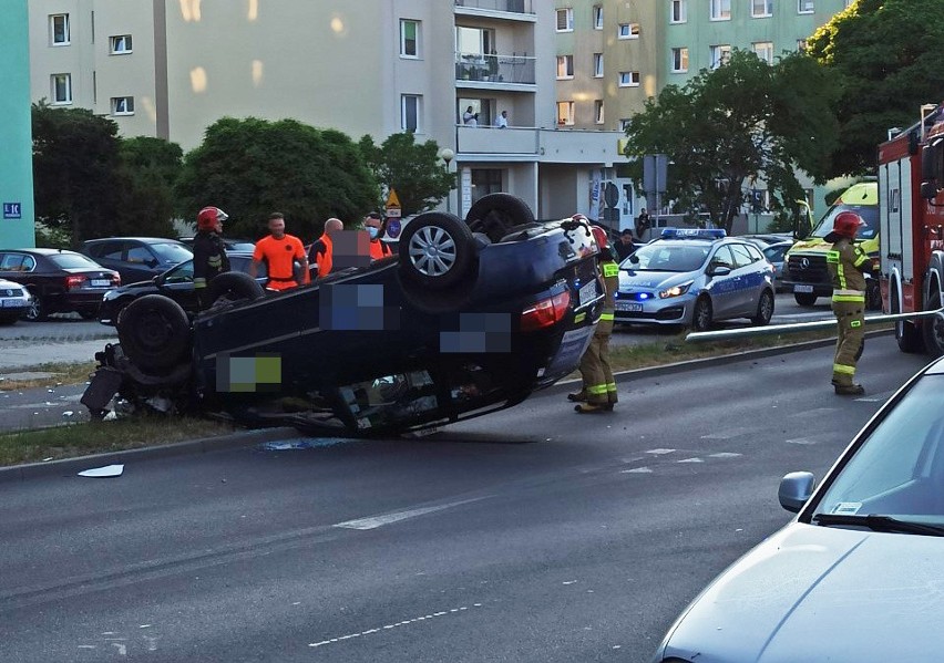 Dachowanie na ulicy Piłsudskiego w Słupsku. Strażacy w akcji