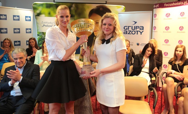 Joanna Żurowska (z prawej) wraz z Anną Werblińską, prezentują Puchar Polski. W kraju Chemik wygrał wszystko. Czas na Europę.