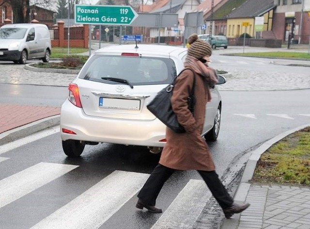 Sulechowianka Bożena Lityńska, którą spotkaliśmy na rondzie Kopra korzysta z przejść w tym miejscu i jest zwolenniczką pasów dla pieszych także na ul. Armii Krajowej.