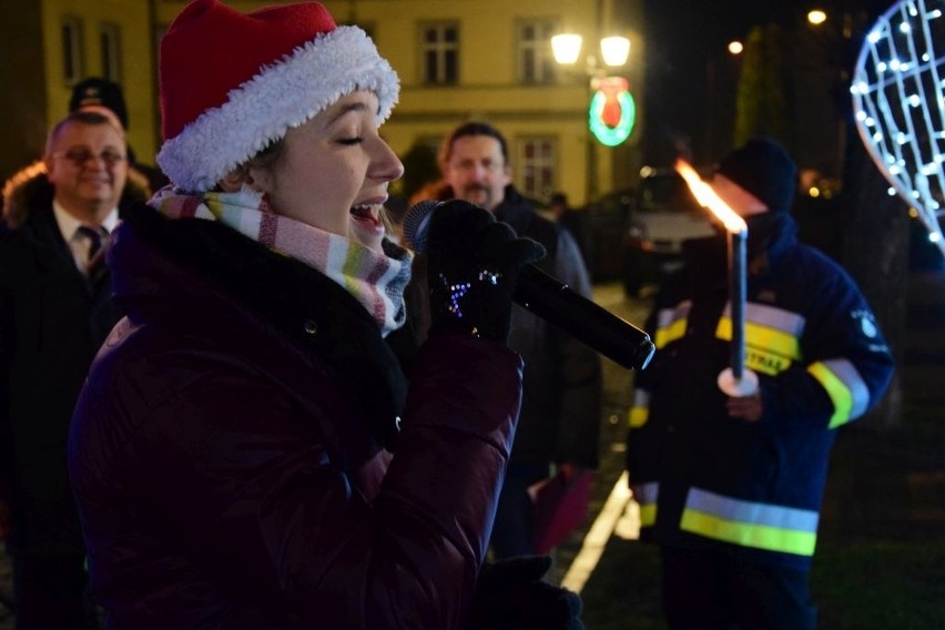 Na pięknie rozświetlonym w tym roku gniewkowskim Rynku...