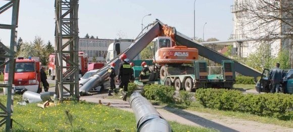 Magistralę zerwała laweta przewożąca koparkę. Choć od tamtej pory minęło wiele dni prace przy budowie nowego, podziemnego odcinka jeszcze się nie zaczęły.