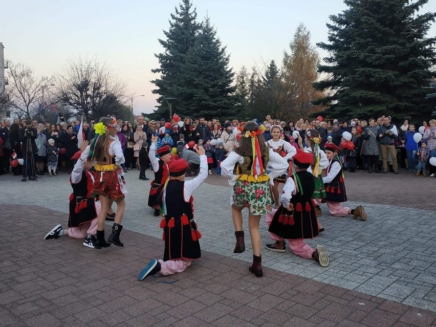 Narodowe Święto Niepodległości w Połańcu. Rodzinne świętowanie, sto par tańczących poloneza i krakowiak [ZDJĘCIA, WIDEO]