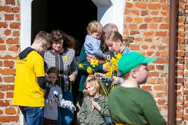 Młodzież ze Szkoły Podstawowej im. Władysława Konefki w Starzynie włączyła się w akcję charytatywną na rzecz hospicjów na Pomorzu. W niedzielę, 23 kwietnia 2023 r. zbierali datki i rozdawali symboliczne i znaczące żonkile.