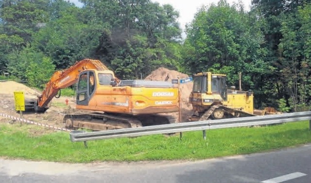 Rozpoczęły się prace związane z budową tymczasowej przeprawy przez Słupię. W założeniu ma być gotowa na wrzesień, gdy ruch na trasie Słupsk - Ustka będzie trochę mniejszy.