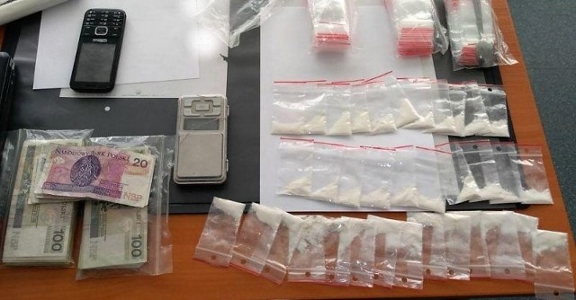 Policjanci z Grójca znaleźli narkotyki w jednym z mieszkań.