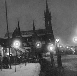 Pusto, ciemno &#8211; wymarzona sceneria do łowów Czarnej Damy. Rynek Kościuszki, około 1930 r.
