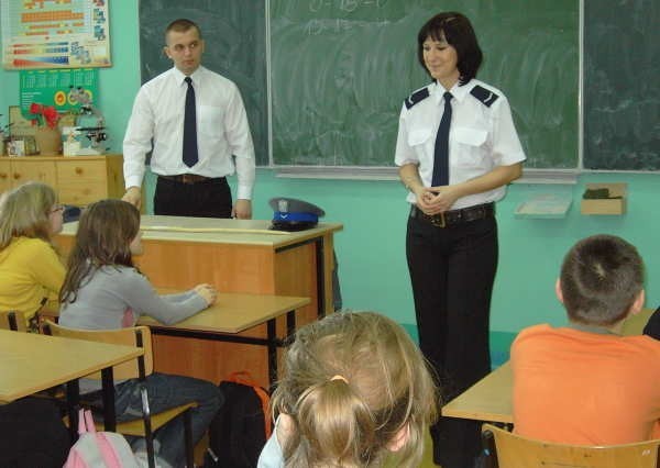 Policjanci z Ostrołęki na spotkaniu z gimnazjalistami z Kadzidła