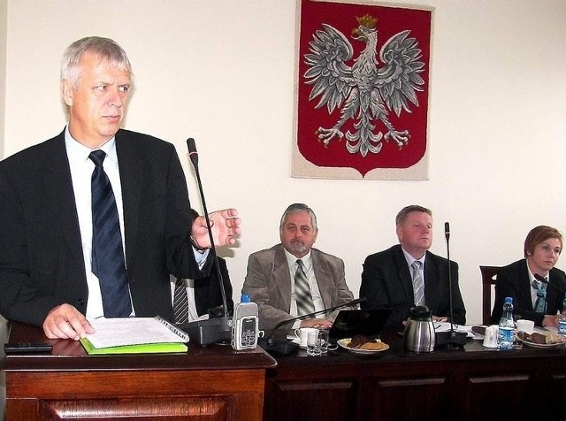 Leszek Pluciński (z lewej) wyraził zdumienie reakcją dyrektora chojnickiego szpitala podczas sesji rady powiatu (fot. A. Schreiber-Gut)