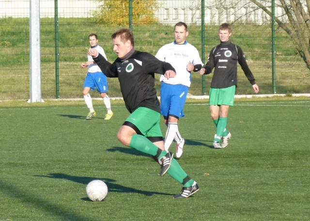 Konrad Chodyra (przy piłce) zdobył dla Centrum Radom pierwszą bramkę w meczu z GKS Chynów