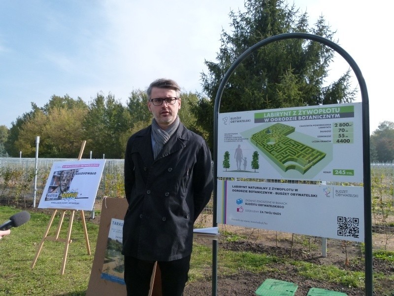 Michał Gurbski wymyślił labirynt w botaniku.