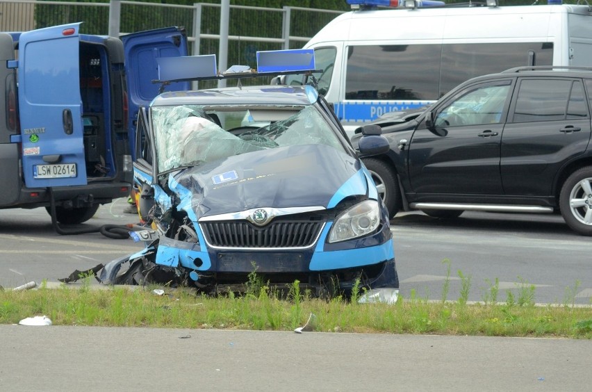 Wypadek na Zelwerowicza. Zderzenie toyoty z samochodem nauki jazdy. Ranni