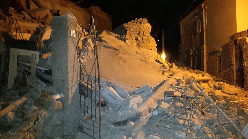 Trzęsienie ziemi we Włoszech na wyspie Ischia [ZDJĘCIA] [WIDEO] Zginęły dwie osoby, 39 rannych