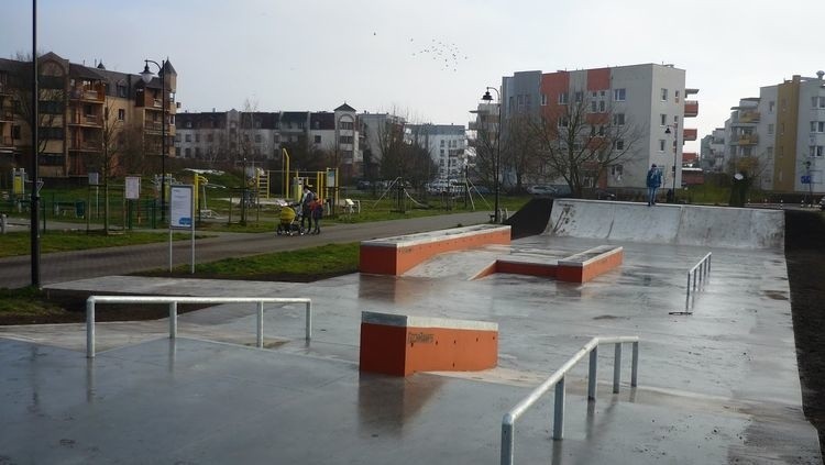 Utworzony skatepark o nawierzchni i przeszkodach betonowych,...