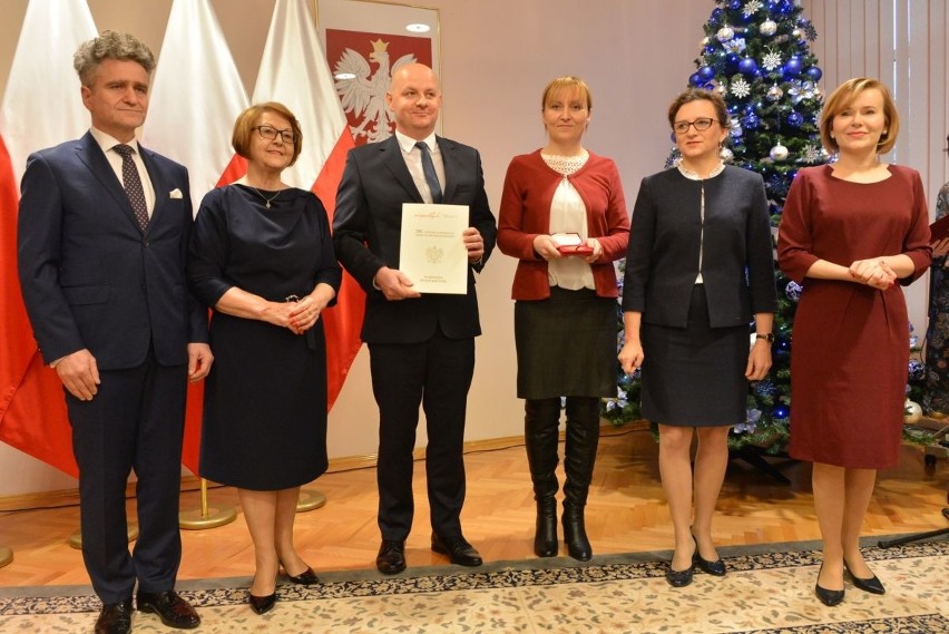 Nowe miasta w regionie świętokrzyskim. Włodarze odebrali listy gratulacyjne