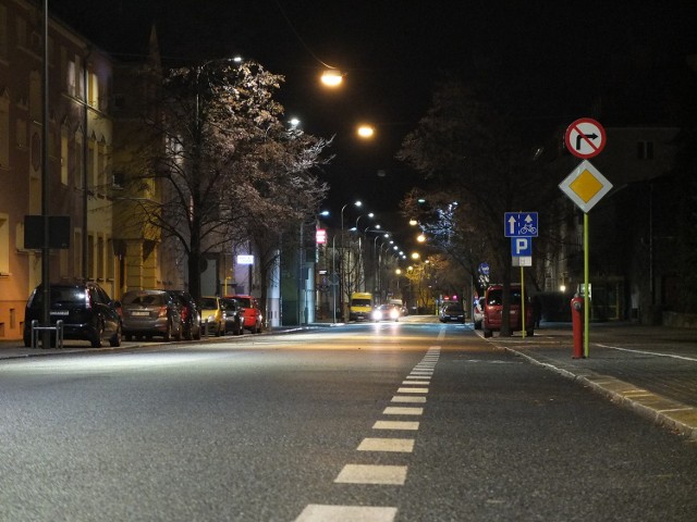 Na ulicy Kościuszki postawiono kilkadziesiąt nowych lamp ledowych, a dodatkowo świeci tam także stare oświetlenie. To powoduje, że na tej ulicy jest teraz niezwykle jasno.