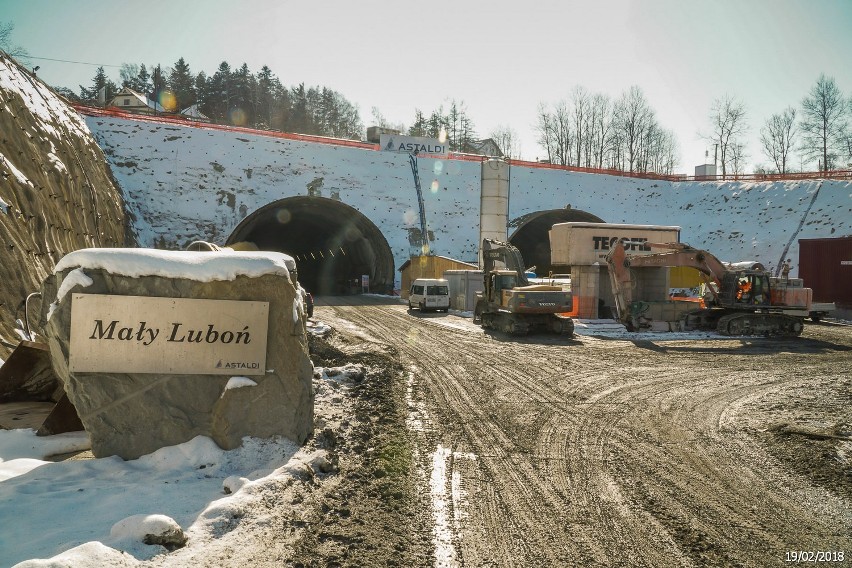 Tunel na Zakopiance nawet w zimie prezentuje się imponująco....